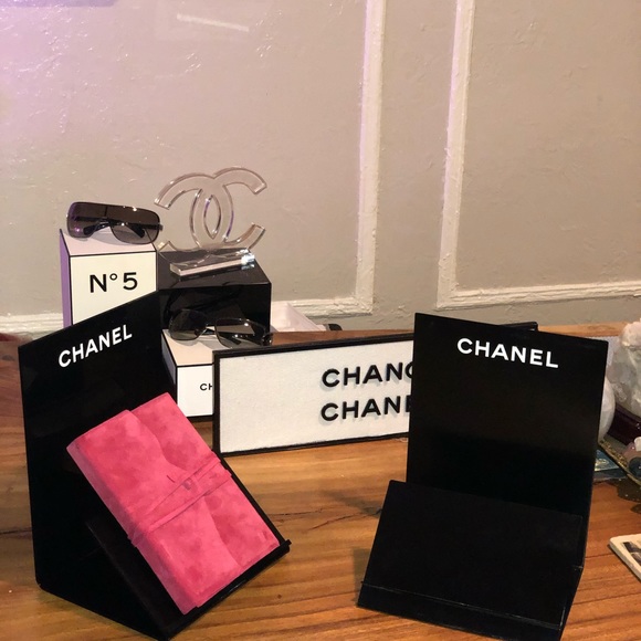 CHANEL VANITY ACCESSORY STAND - Picture 1 of 7